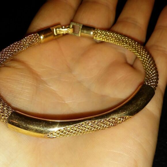 Golden AVON bracelet   - Picture 1 of 8